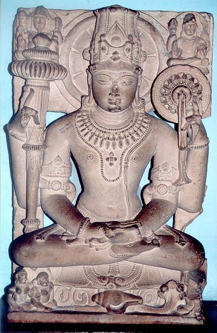 Kaumodaki di tangan kanan atas Dewa Wisnu yang sedang duduk, patung abad pertengahan yang saat ini berada di Museum Mathura.