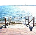 Escaleras nos permiten bajar al Mar Menor cuando no hay arena.