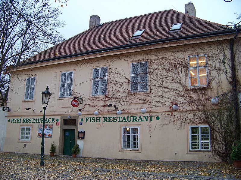 File:Malostranské nábřeží, rybí restaurace.jpg