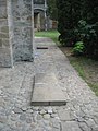 Cele două pietre funerare din dreapta bisericii