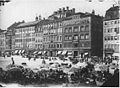 Die Westseite vom Markt in Leipzig um 1890. Die zwsichen 1846-1847 erbaute Kaufhalle an der linken Ecke des Barfußgässchens gehörte zu den wenigen Gebäuden des späten Klassizimus in der Messestadt. In ihr befand sich die berühmte Kunsthandlung Del Veccio. Der sich links daneben befindliche und 1709-1714 erbaute Äckerleins Hof bestand bis 1943.