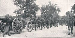 Cañón de asedio de 12 cm M.80[en] en marcha.  Primera Guerra Mundial.