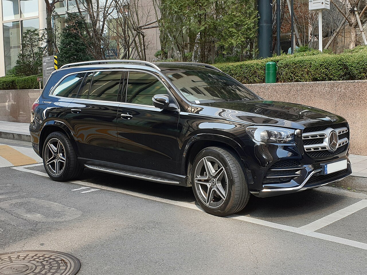 File:Mercedes-Benz X167 GLS 400d AMG Line black (1).jpg - Wikimedia Commons