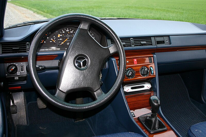 File:Mercedes 200E (W124) cockpit.jpg
