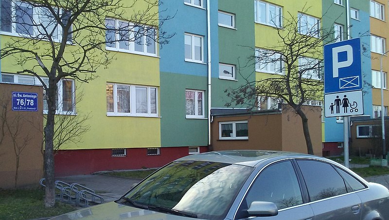 File:Miejsce parkingowe dla rodzin z dziećmi na osiedlu Hubala I zarządzanym przez SM „Przodownik” w Tomaszowie Mazowieckim, w województwie łódzkim.jpg