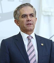 Miguel Ángel Mancera staat voor een muur.