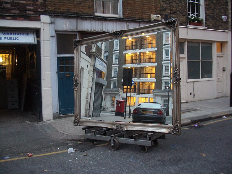 File:Mirror in kings Cross.2005.jpg