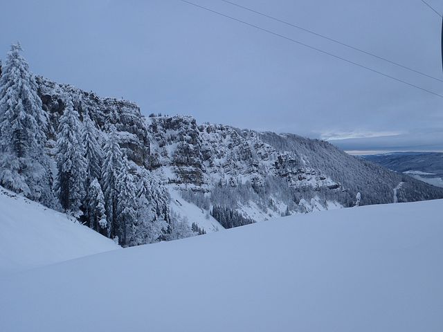 Les falaises de Piquemiette sous le Mont d'Or Commons / [https://upload.wikimedia.org/wikipedia/commons/e/e6/Pen%27Hir.jpg Pmau].