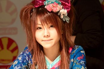 Reina Tanaka du groupe de J-pop Morning Musume, en dédicace à la Japan Expo 2010. (définition réelle 5 184 × 3 456)