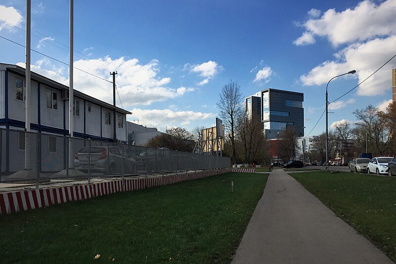 File:Moscow, Golovinskoe Highway, view to 'Vodnyi' mall building (30938901884).jpg