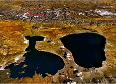 Vue satellite des lacs Rakshastal (à gauche) et Manasarovar (à droite), avec le mont Kailash à l'arrière-plan.