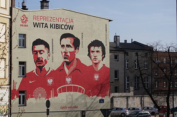 Lubański (right) featured on a mural in Chorzów alongside Robert Lewandowski and Gerard Cieślik.