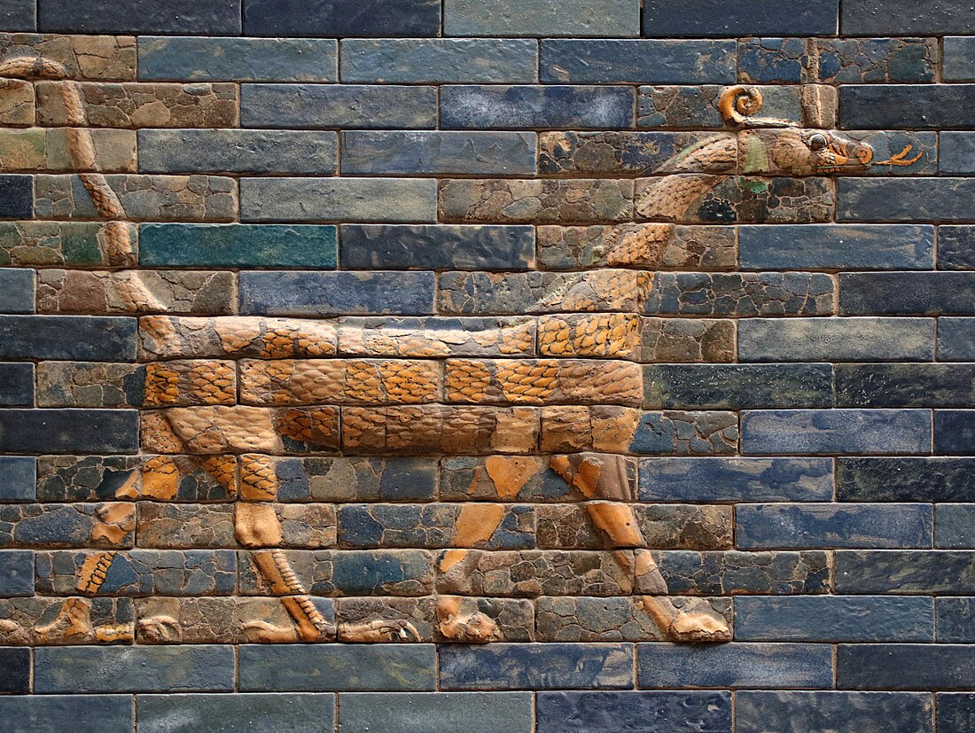 File:Mushkhusshu, il drago-serpente raffigurato sulla porta di Ishtar - Pergamon Museum, Berlin.jpg