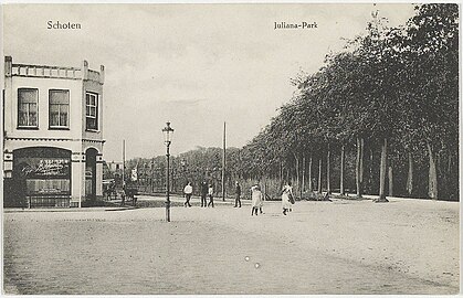 Het Julianapark te Schoten vanaf het Soendaplein gezien omstreeks 1910. Op de hoek van de Soendastraat links het Café Billard 'Schoten', Julianapark nr. 68. Op de achtergrond rechts de bomen van de Algemene Begraafplaats. Ziende naar het zuidwesten.