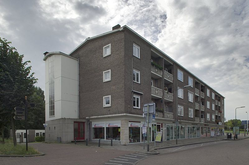 File:Naoorlogs flatgebouw, overzicht linker voorzijde - Sittard - 20375577 - RCE.jpg