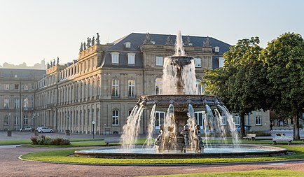 English: Neues Schloss (new palace), Schlossplatzspringbrunnen (Schlossplatz, Stuttgart, Germany). Deutsch: Neues Schloss, Schloßplatzspringbrunnen (Schloßplatz in Stuttgart).