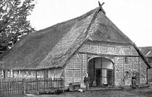 Historic photo (ca. 1895) of a thatched Fachhallenhaus in Ausbuttel near Gifhorn, built in 1779 Niedersachsenhaus 1779.jpg