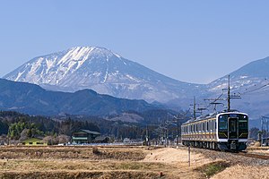 男体山をバックに走行するE131系電車 （2022年3月 日光駅 - 今市駅間）
