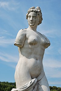 Барокко стилде этилген, замандан заран табхан статуя. «Вестфалия Версаль» ат бла белгили, Нордкирхен къалада (Германия) кёрюрге боллукъду