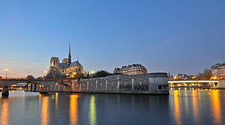 Notre Dame depuis les quais de Seine à l'heure bleue, Paris, France.jpg