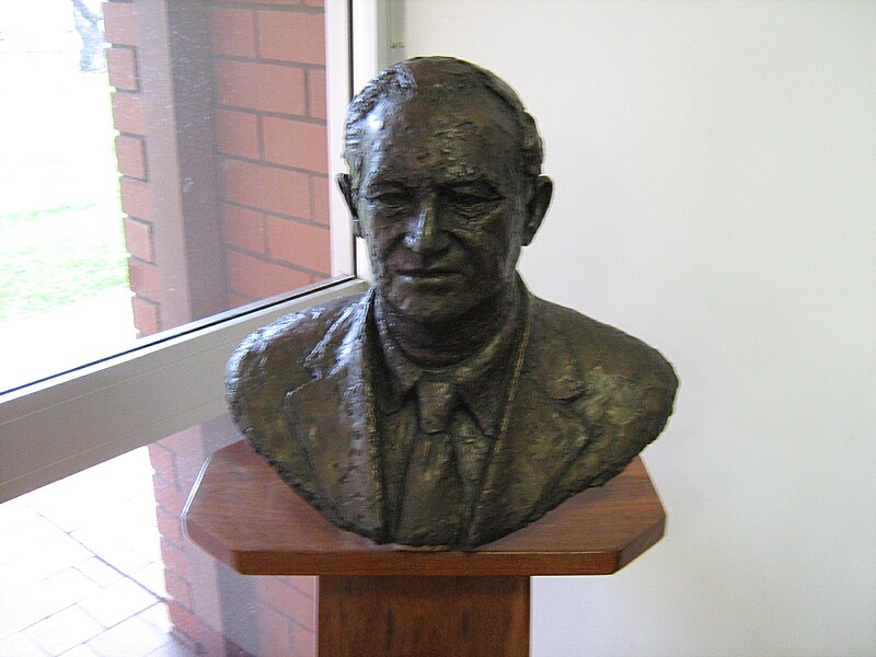 File:OIC dongara david brand statue in shire chambers.jpg