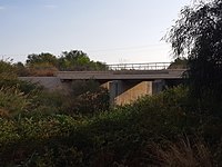 גשר רכבת הישן שעובר מעל נחל שורק בסמוך למושב יסודות. אחרי החידוש הקו הוחלף על ידי הגשר החדש ולא נמצא בשימוש הרכבת היום.