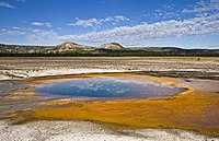 Opal Pool z Twin Buttes w Midway Geyser Basin Yellowstone National Park (zwězkowy stat Wyoming w USA)