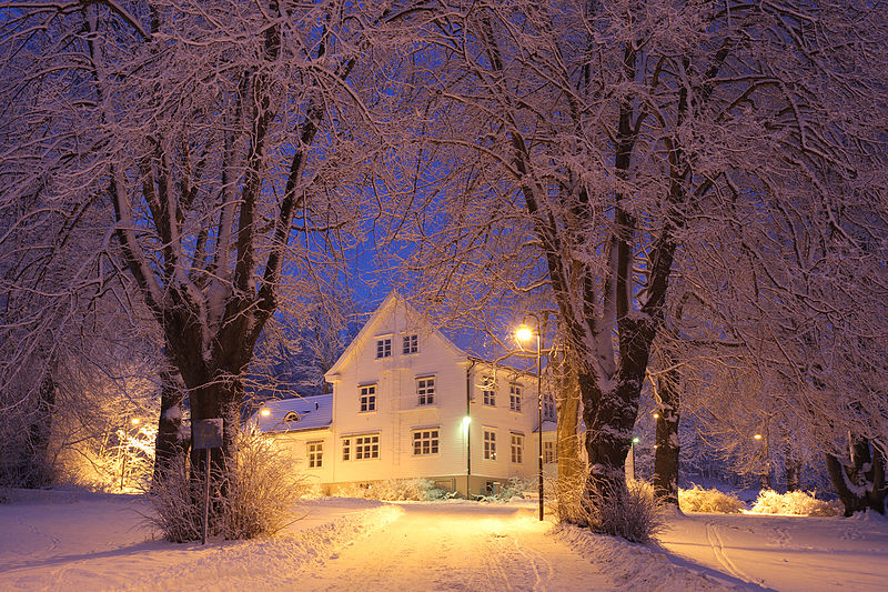 File:Orkerød på Jeløy en vinterkveld.jpg