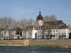 L'église Notre-Dame-de-Recouvrance depuis le quai Barentin.