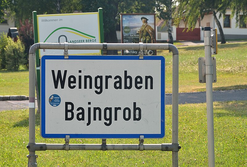 File:Ortschild Weingraben - Bajngrob.jpg