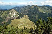 Salzburger Kalkvoralpen: Genneralm, darüber Osterhorn (im Hintergrund), davor der Hohe Zinken