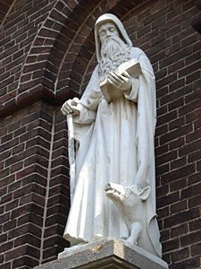 Beeld van St.Antonius op de buitenmuur van de kerk