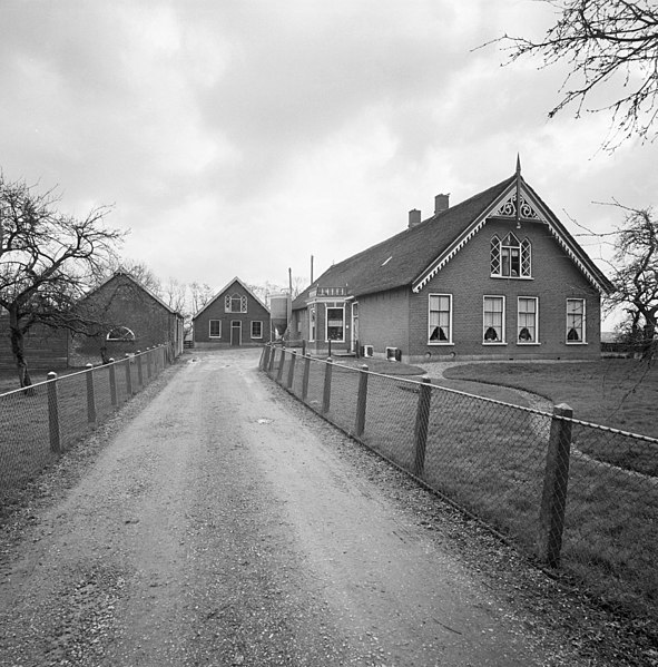 File:Overzicht boerderij en bijgebouwen, drielichtsvensters en decoratieve windveren - Meije, De - 20374656 - RCE.jpg