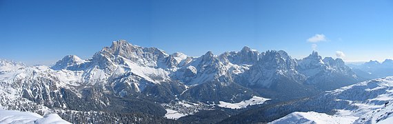 Le Pale di San Martino, il gruppo più esteso delle Dolomiti. Ai piedi del complesso l'abitato di San Martino di Castrozza.