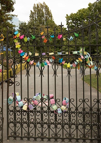 File:Paper Garlands and Cranes.jpg