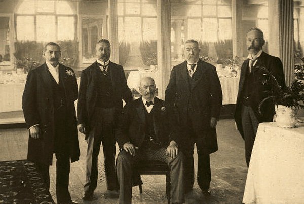 The firm of Paterson, Laing and Bruce, 1900. John Bruce sits at the centre.