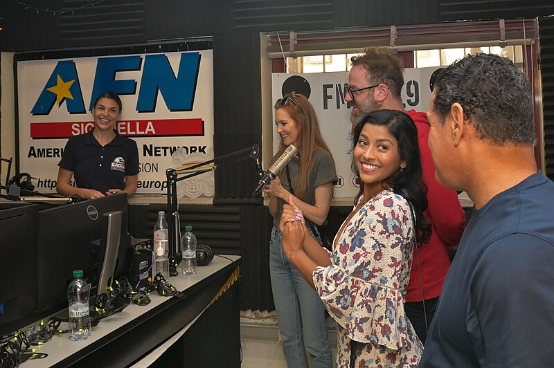 File:Paul Adelstein, Darby Stanchfield, Raymond Cruz and Tiya Sircar radio interview at NAS Sigonella.jpg