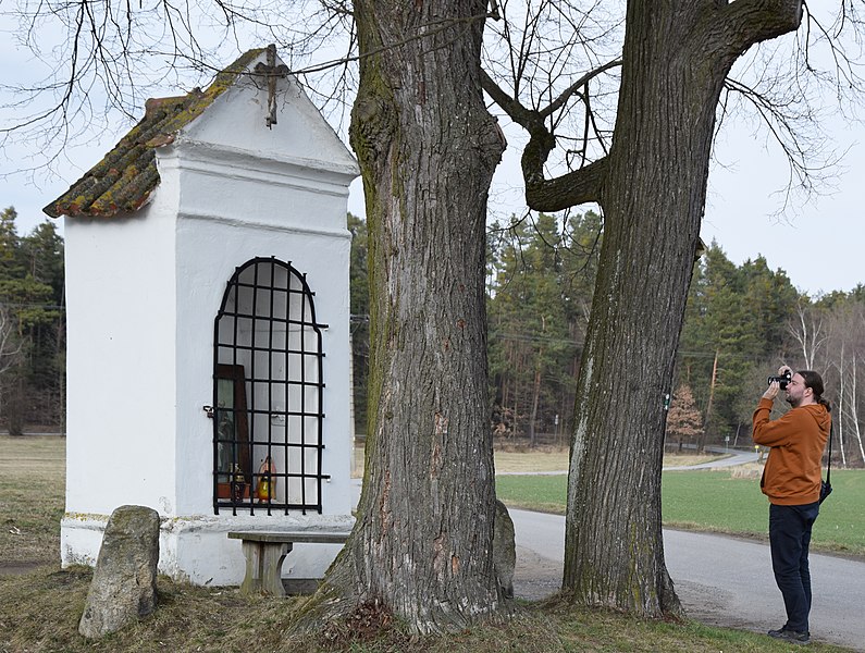 File:Photographing the niche chapel in Hradce (cropped).jpg