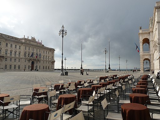 Piazza Unità d'Italia - caffé degli Specchi