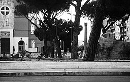 Piazzale dei Caduti della Montagnola med kyrkan Gesù Buon Pastore och monumentet över de stupade vid Montagnola.