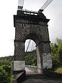 Français : La pile nord-ouest du pont suspendu de la rivière de l'Est vue depuis Saint-Benoît de la Réunion