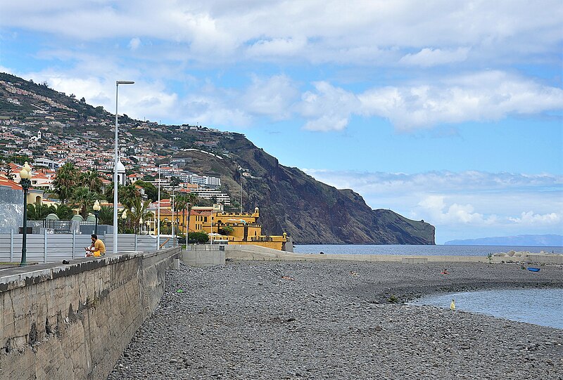 File:Playa de Sao Tiago.jpg