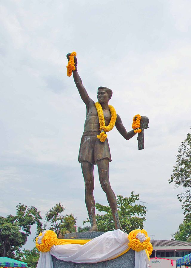 อนุสาวรีย์ โผน กิ่งเพชร ที่ชายหาดหัวหิน