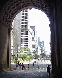 Uptown traffic exits the Park Avenue Viaduct through the eastern portal of the Helmsley Building. Portal to Park Avenue.jpg