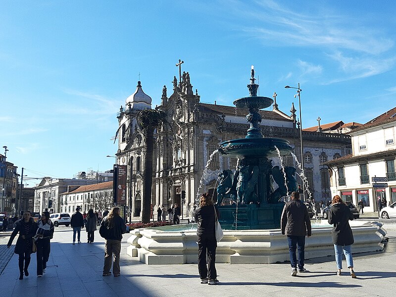 File:Porto, fountain and churches.jpg