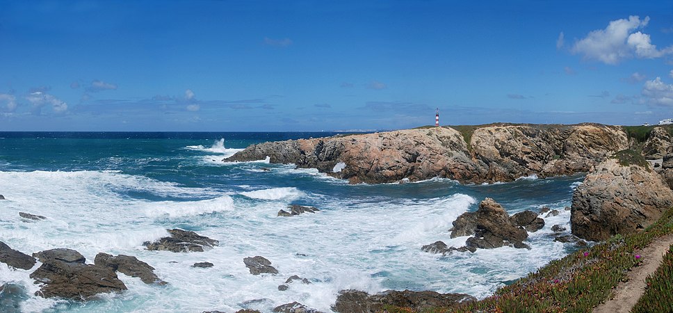 The Atlantic Ocean from Portugal, by Alvesgaspar