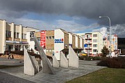 Čeština: Sluneční hodiny od sochaře Zdeňka Šimka v Prachaticích. Jižní Čechy. English: Sundial by sculptor Zdenek Šimek in Prachatice, South Bohemian Region, Czechia.