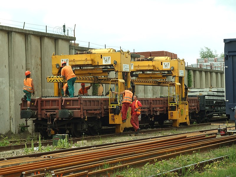 File:Praha, Zličín, nádraží, příprava k vykládání pražců VI.JPG