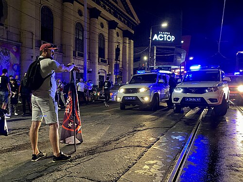 Мужчина напротив машин полиции