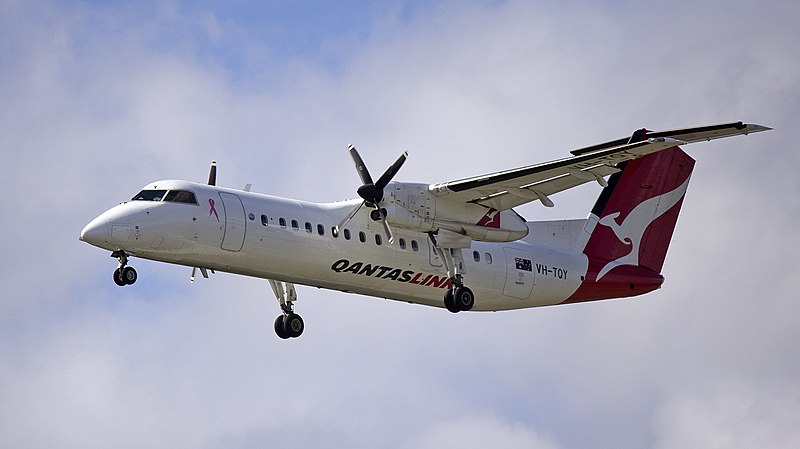 File:QantasLink (VH-TQY) Bombardier Dash 8 Q300 on approach to Canberra Airport (2).jpg